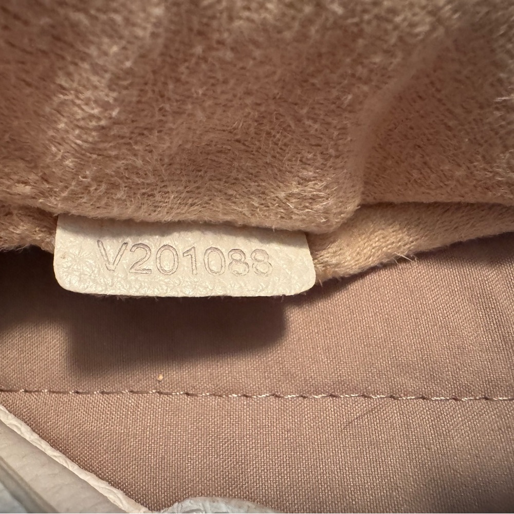 JUST IN TIME FOR CHRISTMAS 🎄 
Almost PRISTINE Louis Vuitton Mahina XL White - Picture 4 of 13